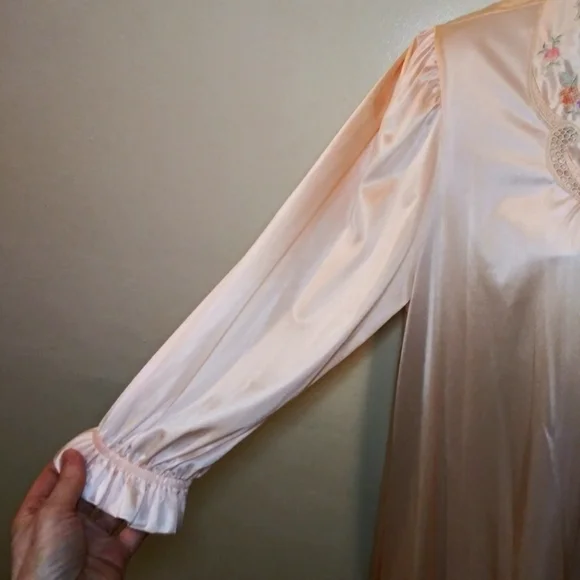 Vintage Late 1970-80's  Lorraine Pale Pink Floral Embroidered Nylon Robe - Picture 5 of 9